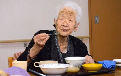 Cu ba nhieu tuoi nhat the gioi lam gi de song lau?-Hinh-3