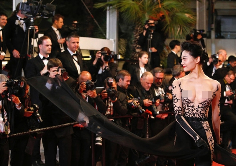 Một trong những trang phục ồn ào nhất thảm đỏ Cannes 2018 chính là trang phục phô diễn trọn vẹn vòng 1 của quý cô Hoa Ngữ – Triệu Hân. Vì diện jumpsuit có cổ xẻ khá sâu, người đẹp 27 tuổi đã để lộ rõ “điểm nhạy cảm” trước công chúng.