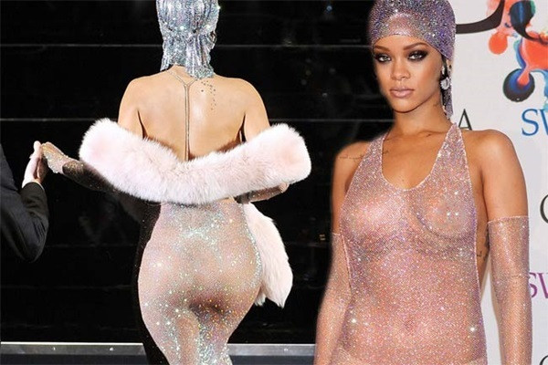 Bộ váy Rihanna mặc lên thảm đỏ CFDA khi cô nhận giải biểu tượng thời trang được xem là bộ váy xuyên thấu sexy và gây ồn ào nhất 10 năm trở lại đây.