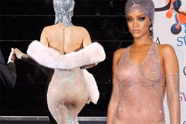 Bộ váy Rihanna mặc lên thảm đỏ CFDA khi cô nhận giải biểu tượng thời trang được xem là bộ váy xuyên thấu sexy và gây ồn ào nhất 10 năm trở lại đây.