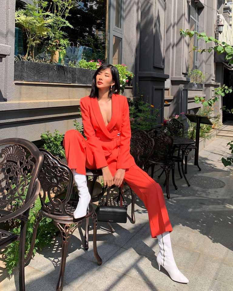 Nàng Á hậu có vẻ rất thích suit đơn sắc màu nổi bật. Kiểu dáng hiện đại này đang là trend được nhiều sao Việt ưa chuộng ở mùa mốt năm nay. 