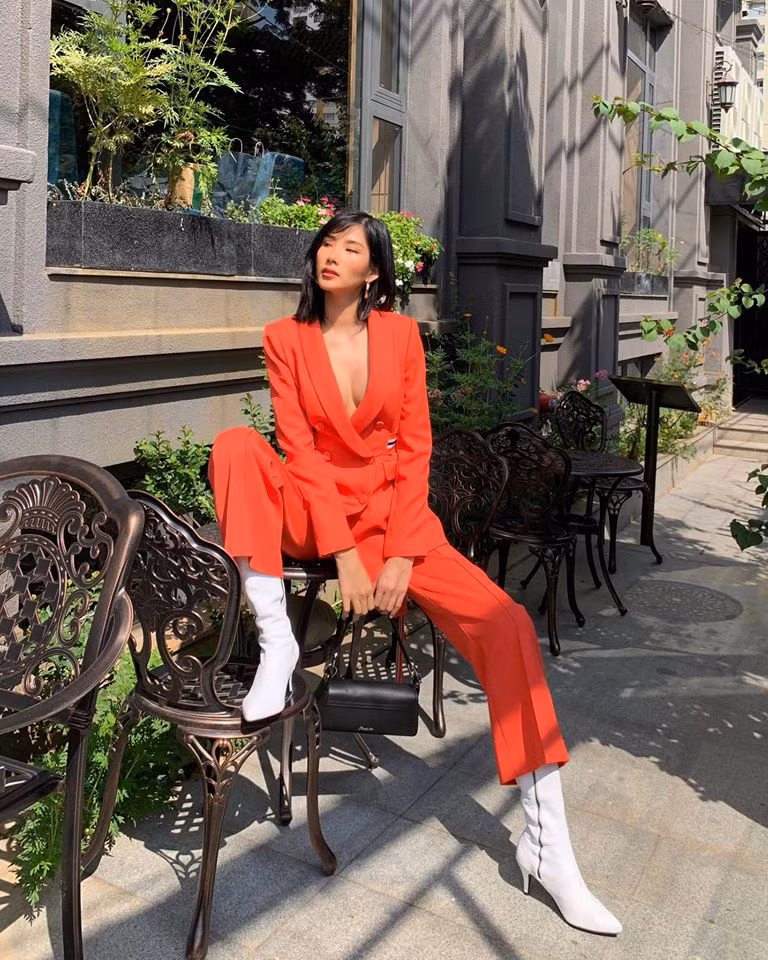 Nàng Á hậu có vẻ rất thích suit đơn sắc màu nổi bật. Kiểu dáng hiện đại này đang là trend được nhiều sao Việt ưa chuộng ở mùa mốt năm nay. 