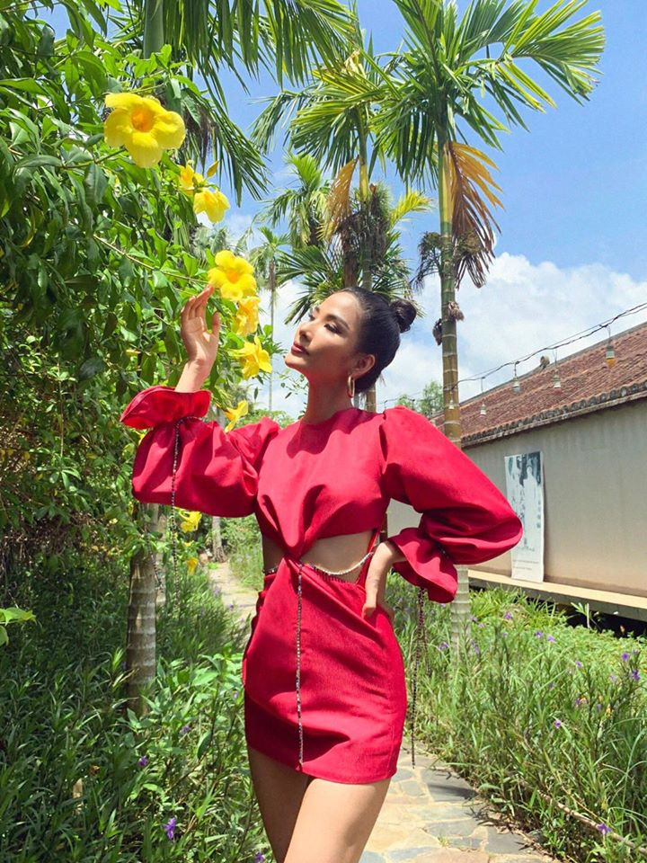 Diện đầm đỏ với đường cut-out khoe eo thon giúp Hoàng Thùy nổi bật mọi lúc mọi nơi.