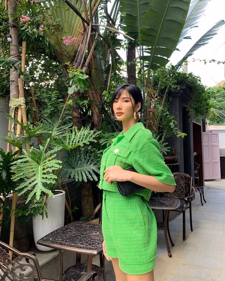 Tông xanh bơ, xanh cốm, xanh neon đang gây sốt làng thời trang cũng được Hoàng Thùy nhanh chóng cập nhật