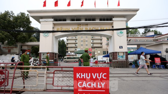 Benh vien Bach Mai ra sao truoc khi duoc go bo lenh cach ly?