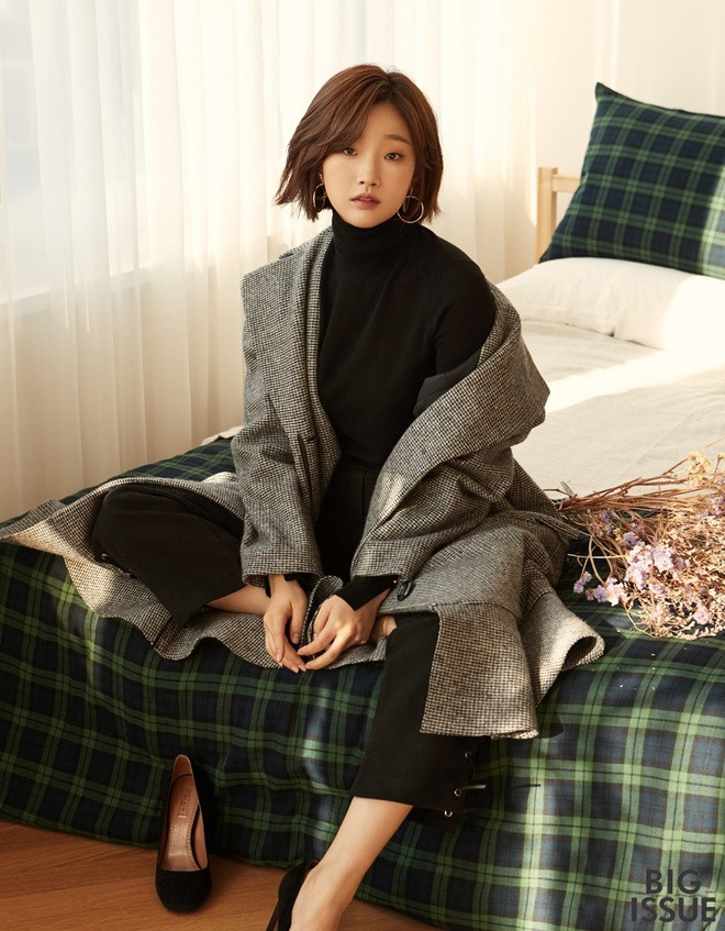 Park So Dam ăn mặc khá đơn giản nhưng vẫn toát lên cá tính riêng. 