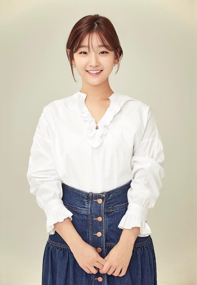 Chiếc áo sơ mi trắng nhún bèo không còn đơn điệu khi mix&amp;match với chân váy jeans năng động.