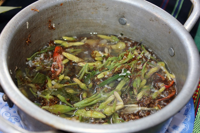 Người Ê Đê có rất nhiều món ngon từ côn trùng – kiến vàng, trong đó nổi tiếng nhất là món canh chua kiến vàng dễ ăn, tốt cho sức khỏe.