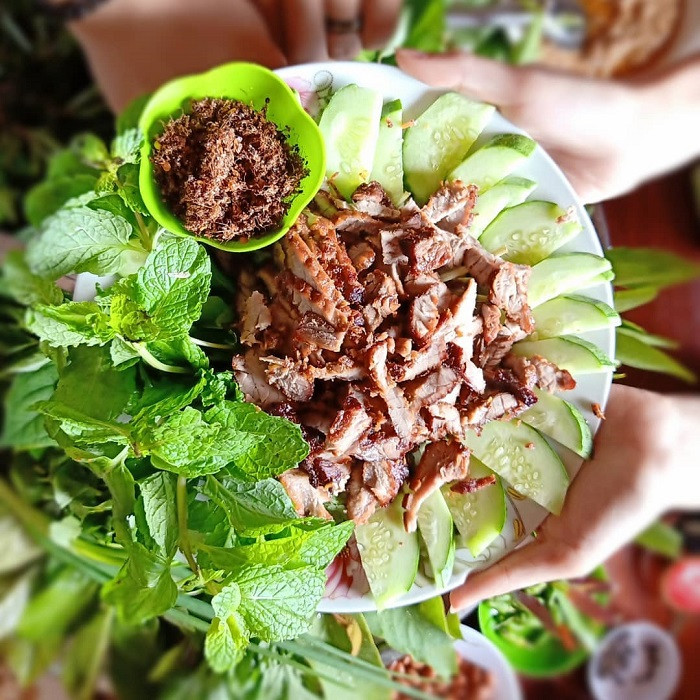 Loài kiến dùng để làm muối vẫn là kiến vàng chân cao, thân màu vàng bắt mắt, thường làm tổ trên những tán cây cao trong các rẫy cà phê. Tổ kiến sau khi thu hoạch về được sơ chế sạch sẽ, sau đó dùng con kiến và trứng kiến đem rang khô lại, đến khi kiến chín và tỏa ra mùi thơm là được.