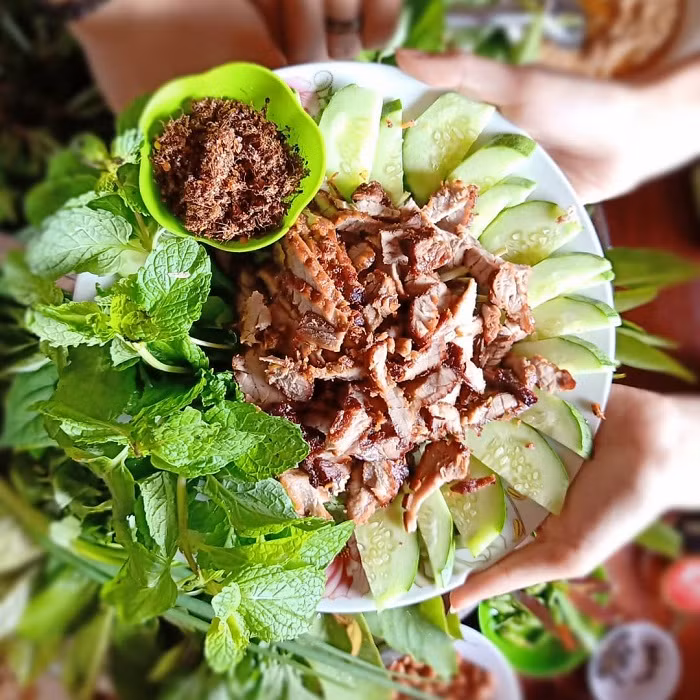 Loài kiến dùng để làm muối vẫn là kiến vàng chân cao, thân màu vàng bắt mắt, thường làm tổ trên những tán cây cao trong các rẫy cà phê. Tổ kiến sau khi thu hoạch về được sơ chế sạch sẽ, sau đó dùng con kiến và trứng kiến đem rang khô lại, đến khi kiến chín và tỏa ra mùi thơm là được.