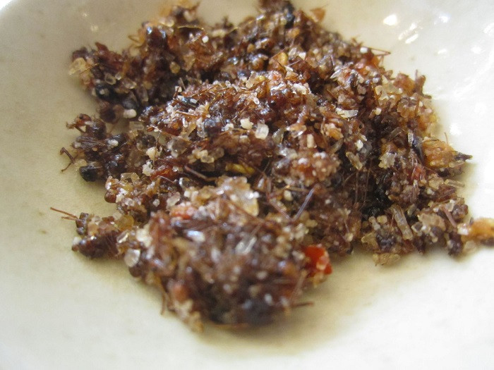 Ngoài món canh chua kiến, người dân tộc Tây Nguyên còn có món muối kiến vàng – một loại gia vị hấp dẫn làm nên đặc sản trứ danh của người dân phố núi. Có dịp đi dọc các huyện TX.Ayun Pa và Krông Pa, bạn sẽ thấy người ta bán muối kiến rất nhiều ở hai bên đường. Bởi đây là một món ăn từ kiến dễ ăn, lại thích hợp làm quà khi du lịch Tây Nguyên.