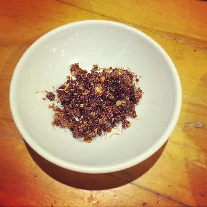 Kiến và trứng sau khi rang chín được cho vào chiếc cối lớn, thêm muối, ớt, bột ngọt rồi giã nhuyễn. Cuối cùng cho muối kiến vàng vào hộp sạch sẽ, đóng nắp lại, để dành sử dụng dần dần. Món ngon từ côn trùng này có cách làm đơn giản nhưng vị ngon thì quyến rũ, nhất là với những ai yêu thích ẩm thực độc lạ của người dân vùng núi. Ảnh: Internet. Video "Chế biến món ngon từ nấm đông cô". Nguồn: VTC.