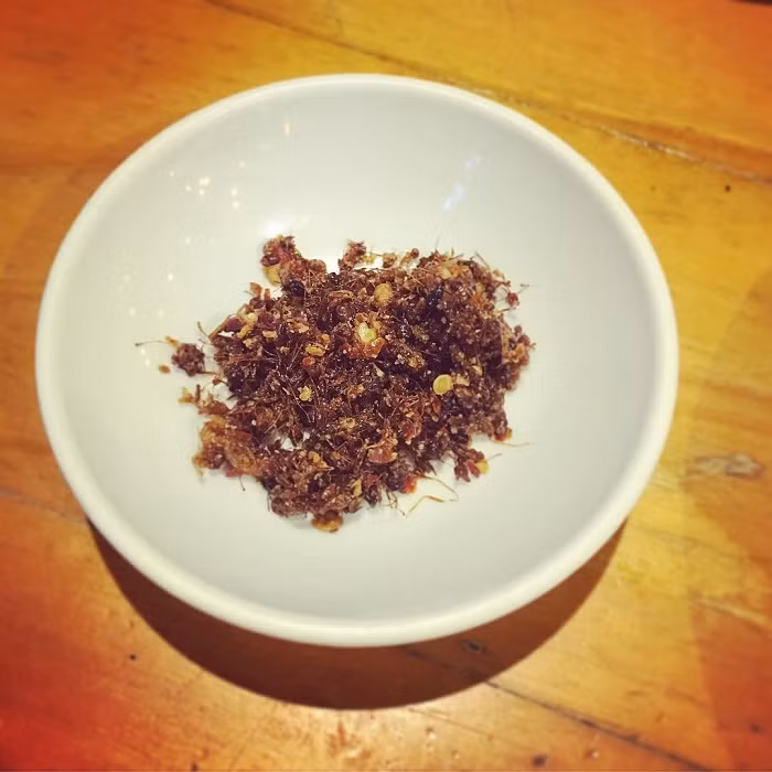 Kiến và trứng sau khi rang chín được cho vào chiếc cối lớn, thêm muối, ớt, bột ngọt rồi giã nhuyễn. Cuối cùng cho muối kiến vàng vào hộp sạch sẽ, đóng nắp lại, để dành sử dụng dần dần. Món ngon từ côn trùng này có cách làm đơn giản nhưng vị ngon thì quyến rũ, nhất là với những ai yêu thích ẩm thực độc lạ của người dân vùng núi. Ảnh: Internet. Video "Chế biến món ngon từ nấm đông cô". Nguồn: VTC.