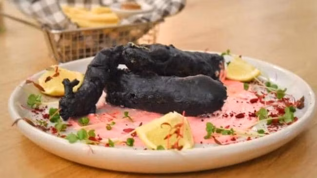 Quán cà phê có tên Long Story Short ở Melbourne, Úc, phục vụ một món ăn đen xì không khác gì cục than đen xì cháy nhưng rất nổi tiếng.