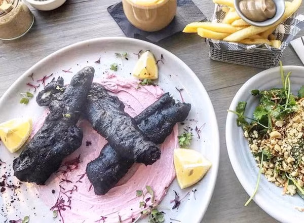 Phụ nữ Nhật đã sử dụng nó trong nhiều thế kỷ để chăm sóc da, nhưng gần đây nó mới trở thành một siêu thực phẩm thời thượng, được bán ở dạng viên hoặc bột, thường được cho vào bánh, kem, sinh tố…