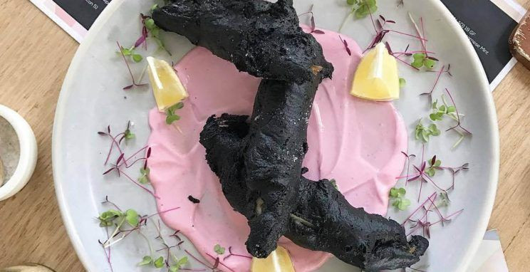 Món ăn đen xì chính là món bánh cá chiên. Nguyên liệu của nó gồm cá và khoai tây trộn với than hoạt tính nên nó có màu đen chủ đạo. Giá một phần ăn đen sì này là 19 đô Úc (khoảng 300 nghìn đồng). Thông thường nó sẽ được ăn kèm với củ cải đường, khoai tây chiên và salad.