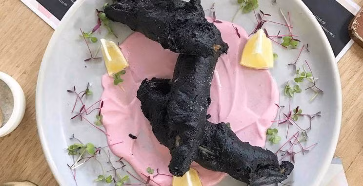 Món ăn đen xì chính là món bánh cá chiên. Nguyên liệu của nó gồm cá và khoai tây trộn với than hoạt tính nên nó có màu đen chủ đạo. Giá một phần ăn đen sì này là 19 đô Úc (khoảng 300 nghìn đồng). Thông thường nó sẽ được ăn kèm với củ cải đường, khoai tây chiên và salad.