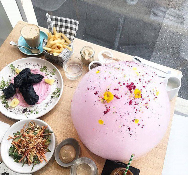 Đặc biệt, đĩa thức ăn tuy đen sì nhưng lại được trình bày khá đẹp mắt nên mang tính nghệ thuật và đẳng cấp sang trọng khá cao. Ảnh: Internet. Video "Chế biến món ngon từ nấm đông cô". Nguồn: VTC.