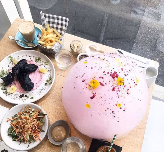 Đặc biệt, đĩa thức ăn tuy đen sì nhưng lại được trình bày khá đẹp mắt nên mang tính nghệ thuật và đẳng cấp sang trọng khá cao. Ảnh: Internet. Video "Chế biến món ngon từ nấm đông cô". Nguồn: VTC.