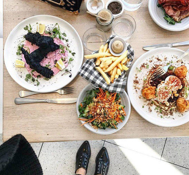 Theo nhà hàng, màu đen của món ăn này được làm than hoạt tính, một thực phẩm sức khỏe nổi tiếng với công dụng làm sạch, thanh lọc và giải độc.