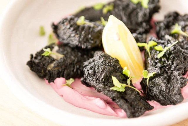 Một người khác đã viết: “Mặc dù nó có vị như thế nào đi chăng nữa nhưng hình dạng của nó thật tệ. Than hoạt tính sẽ bị biến chất trong quá trình chiên nên tôi nghĩ món ăn này không tốt cho sức khỏe”.