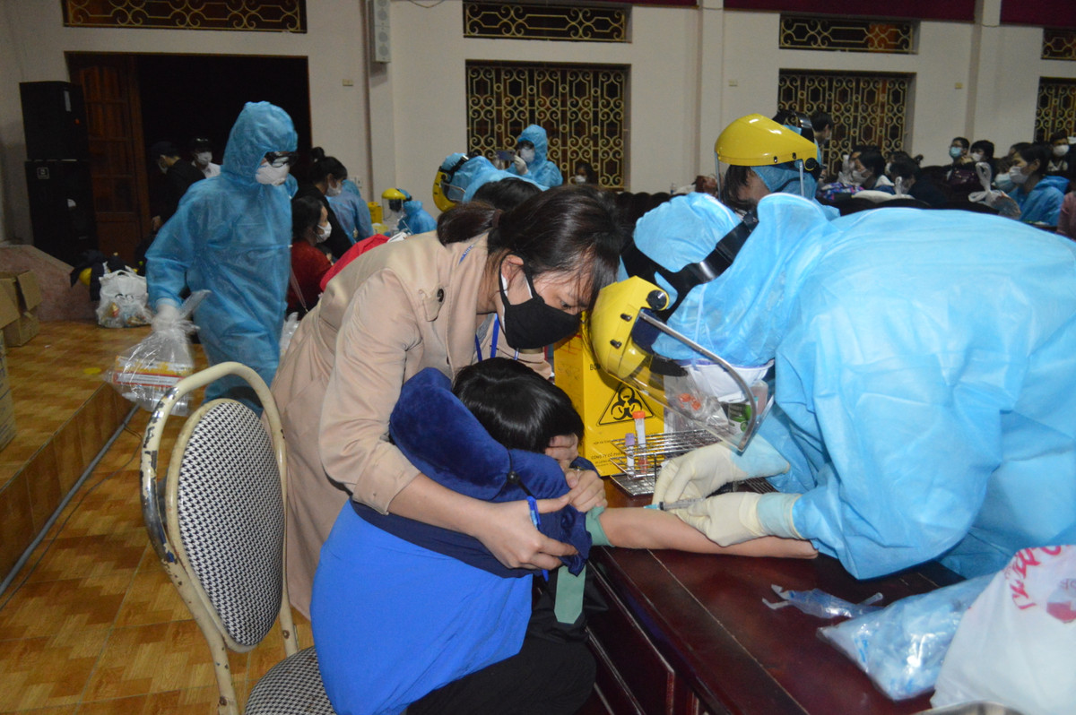 Các cán bộ ở Trung tâm Kiểm soát bệnh tật (CDC) Thái Bình lấy mẫu xét nghiệm ngay trong đêm khi tiếp nhận công dân về khu cách ly tập trung.