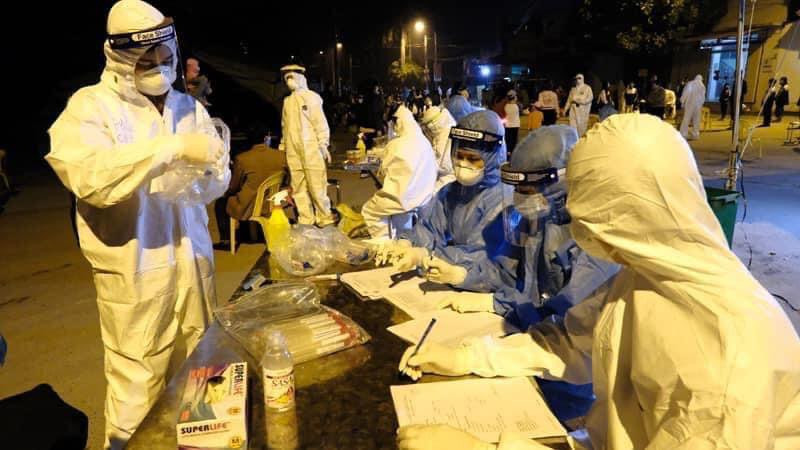 Trung bình mỗi ngày các đội phản ứng nhanh của CDC phải lấy hàng nghìn mẫu bệnh phẩm. Theo tính toán, mất khoảng 5 phút để kỹ thuật viên lấy được 1 mẫu hoàn chỉnh, chưa tính thời gian di chuyển, chuẩn bị dụng cụ, khử khuẩn nội bộ... Như vậy, giữa tâm dịch, một nhân viên y tế phải làm việc từ 13-15 tiếng mỗi ngày mới hoàn thành nhiệm vụ của mình.