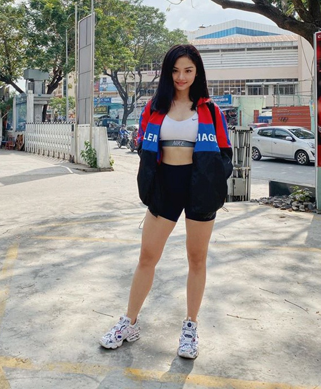 Miu Lê trông rất sành điệu khi mặc áo crop top kèm quần thun cạp cao ôm sát, kết hợp cùng áo khoác ngoài và giày sneakers Nike cao cổ hợp thời trang. Ảnh: IG, FB.