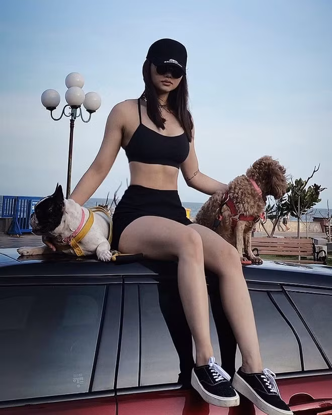 Kiên trì tập gym trong nhiều năm nên Miu Lê sở hữu các múi cơ săn chắc ở vùng bụng, bắp đùi và mông. Cô thường xuyên diện áo crop top, quần shorts hay chân váy ngắn nhằm tôn tối đa lợi thế hình thể.