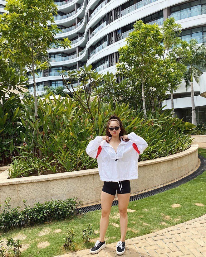 Áo khoác thể thao, giày thể thao góp mặt trong nhiều công thức phối đồ street style của nữ ca sĩ.