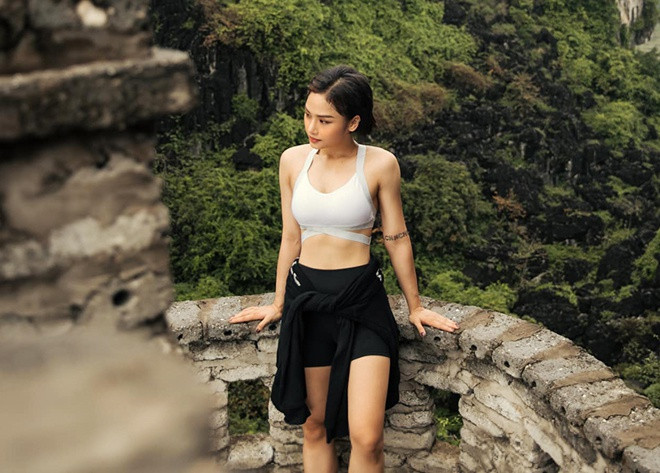 Miu Lê rất chăm diện áo bra thể thao kèm quần shorts ở ngoài đời. Loại trang phục này giúp cô thoải mái vận động lúc tập gym, đồng thời tôn vóc dáng thon gọn, săn chắc khi xuất hiện trên phố.