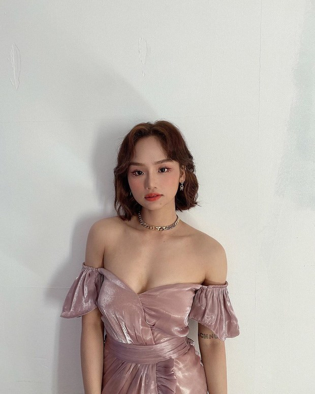 Hậu giảm cân thành công, Miu Lê chuyển sang gu thời trang quyến rũ và tự tin diện mẫu váy trễ vai, xẻ ngực sâu khoe vòng một đầy đặn, gợi cảm.