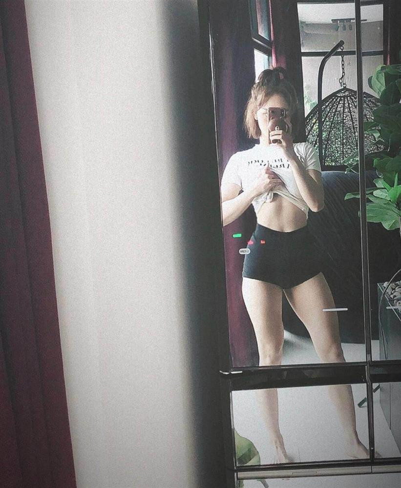 Không những thế, nữ ca sĩ không ngần ngại mặc croptop khoe eo thon nuột nà đáng ngưỡng mộ.