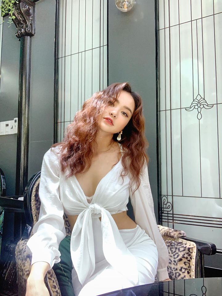 Hoa hậu Việt Nam toàn cầu tại Mỹ 2015 diện set đồ trắng với phần hở eo táo bạo "hút mắt".