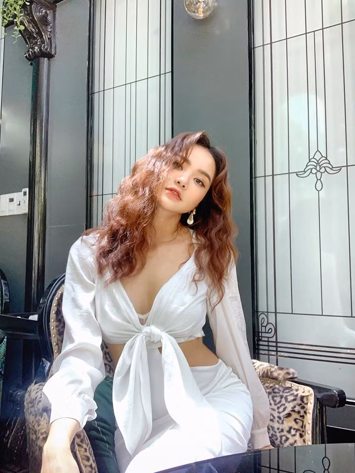 Hoa hậu Việt Nam toàn cầu tại Mỹ 2015 diện set đồ trắng với phần hở eo táo bạo "hút mắt".