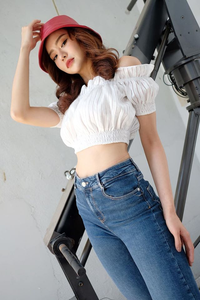 Cách phối áo croptop và quần jeans giúp người đẹp khoe eo thon quyến rũ.