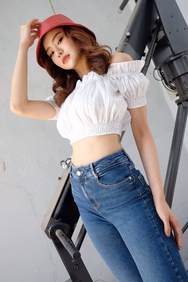 Cách phối áo croptop và quần jeans giúp người đẹp khoe eo thon quyến rũ.