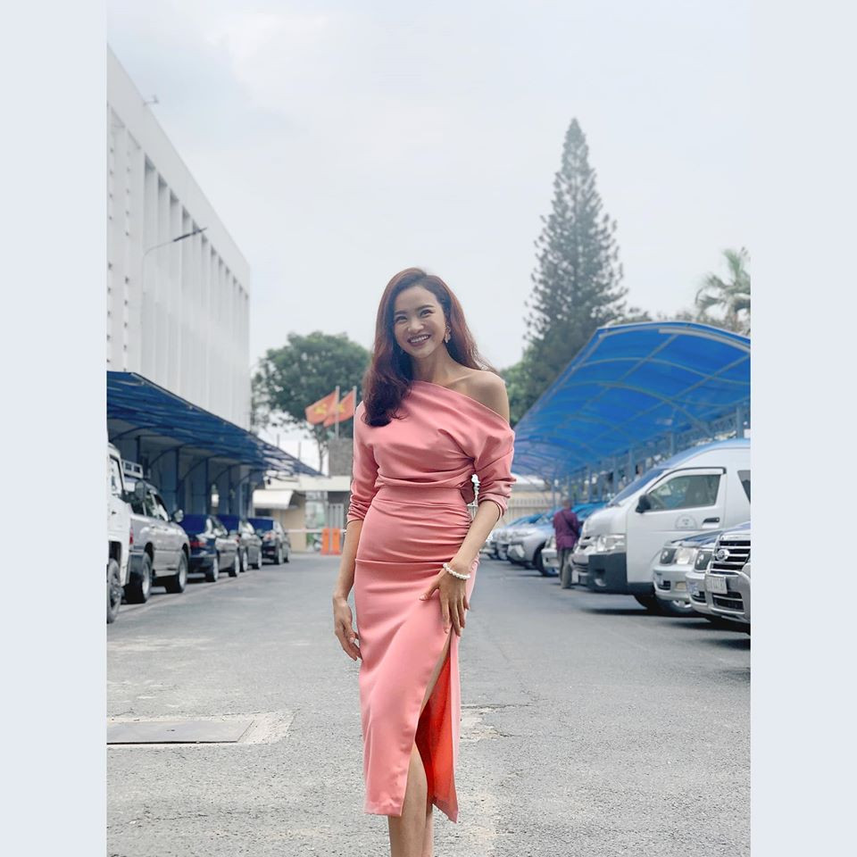 Chiếc đầm hồng ôm sát lệch vai với đường xẻ hông tinh tế giúp Kiều Ngân khoe khéo bờ vai thon thả và đôi chân dài miên man. Ảnh: FB, Internet. Mời độc giả theo dõi video "Minh Hằng chia sẻ về phong cách thời trang". Nguồn: VTC.