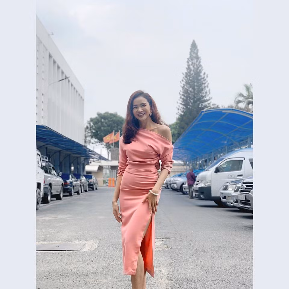 Chiếc đầm hồng ôm sát lệch vai với đường xẻ hông tinh tế giúp Kiều Ngân khoe khéo bờ vai thon thả và đôi chân dài miên man. Ảnh: FB, Internet. Mời độc giả theo dõi video "Minh Hằng chia sẻ về phong cách thời trang". Nguồn: VTC.