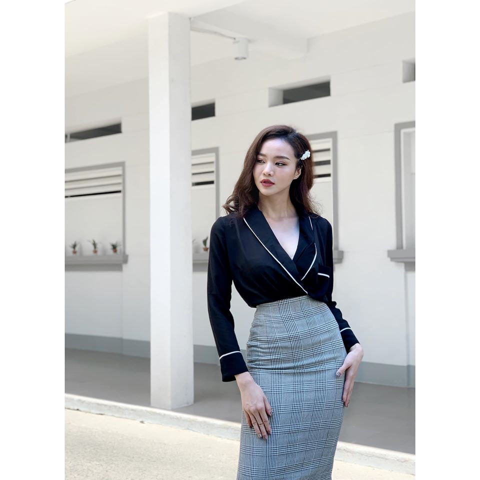 Với công việc làm MC, Kiều Ngân cũng khá ưu ái các set đồ công sở thanh lịch như áo sơ mi và chân váy bút chì.