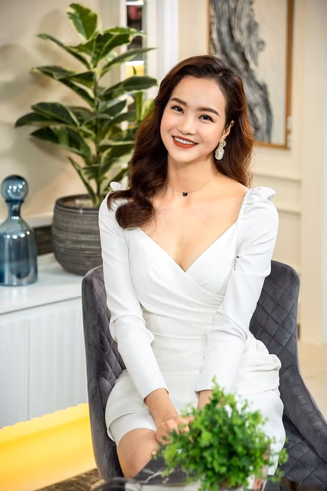 Chiếc đầm trắng cổ xẻ sâu tôn lên vòng một đẫy đà của người đẹp 8X.