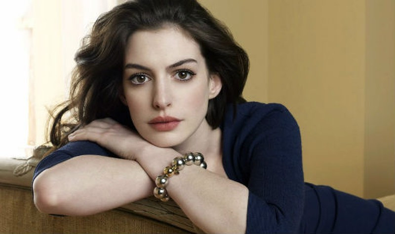 Anne Hathaway: Để hóa thân thành cô gái bán hoa Fantine trong phim Những người khốn khổ, Anne Hathaway đã chấp nhận giảm 5 kg trong vòng ba tuần. "Miêu nữ" chỉ nạp thực phẩm chứa gần 500 calories mỗi ngày.