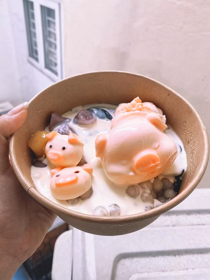 Với tạo hình bắt mắt và hương vị độc đáo, chè khúc bạch heo con đang nhận được nhiều sự quan tâm của các tín đồ ẩm thực.