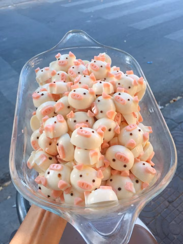 Theo nhận xét của nhiều thực khách, những viên thạch hình heo con khá dẻo và mềm, có vị ngọt vừa phải.