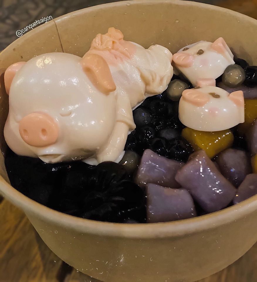 Khi thưởng thức món chè heo tắm tiên, thực khách sẽ rưới đều phần sốt sữa tươi lên các nguyên liệu trên sau đó cho thêm đá lạnh nếu thích.