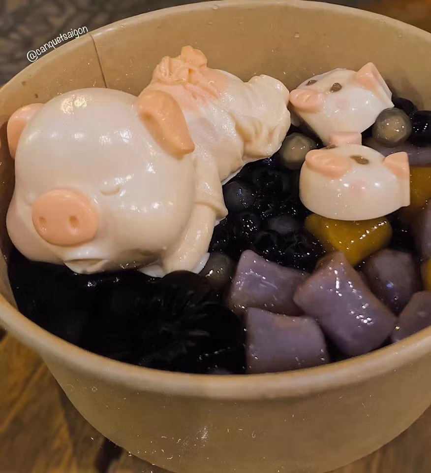 Khi thưởng thức món chè heo tắm tiên, thực khách sẽ rưới đều phần sốt sữa tươi lên các nguyên liệu trên sau đó cho thêm đá lạnh nếu thích.