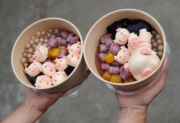 Khi mới xuất hiện ở Bạc Liêu, món chè heo tắm tiên nhanh chóng thu hút sự chú ý của nhiều tín đồ ẩm thực nhờ sở hữu tạo hình bắt mắt.