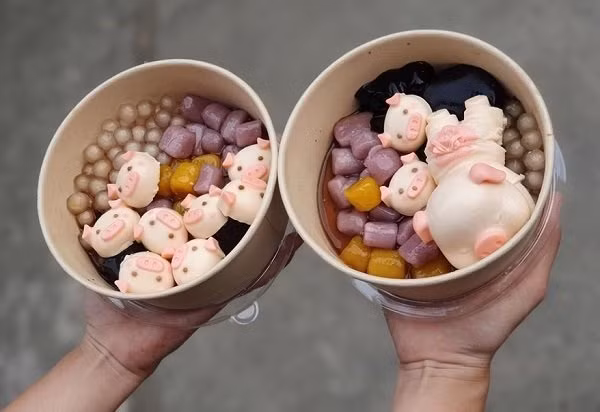 Khi mới xuất hiện ở Bạc Liêu, món chè heo tắm tiên nhanh chóng thu hút sự chú ý của nhiều tín đồ ẩm thực nhờ sở hữu tạo hình bắt mắt.