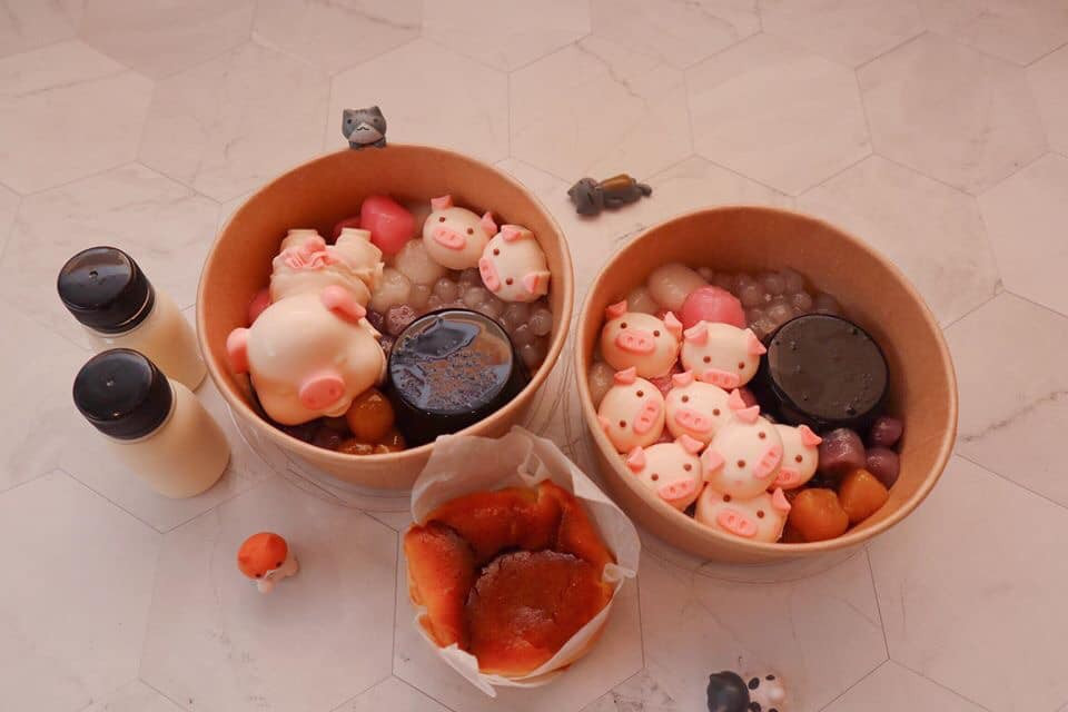 Món đồ ăn vặt này có tên gọi là chè heo tắm tiên vì khi ăn sẽ bỏ sữa vào trộn đều giống như bé heo đang tắm.