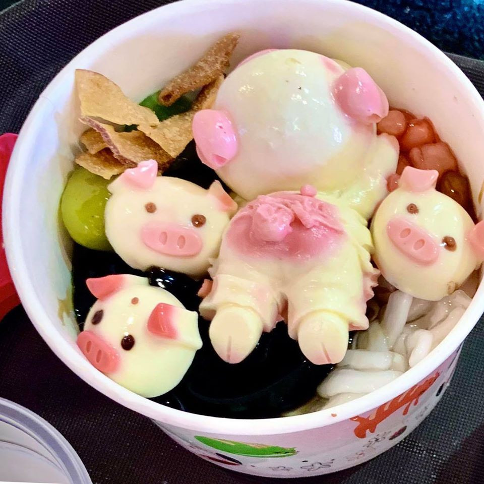 Đây là loại chè khúc bạch có vị thanh mát, gồm những viên thạch mềm mịn đi kèm nhãn hoặc vải và hạnh nhân sấy giòn. Mới đây, món tráng miệng này được tạo hình bắt mắt hơn với những viên khúc bạch hình chú heo con dễ thương.